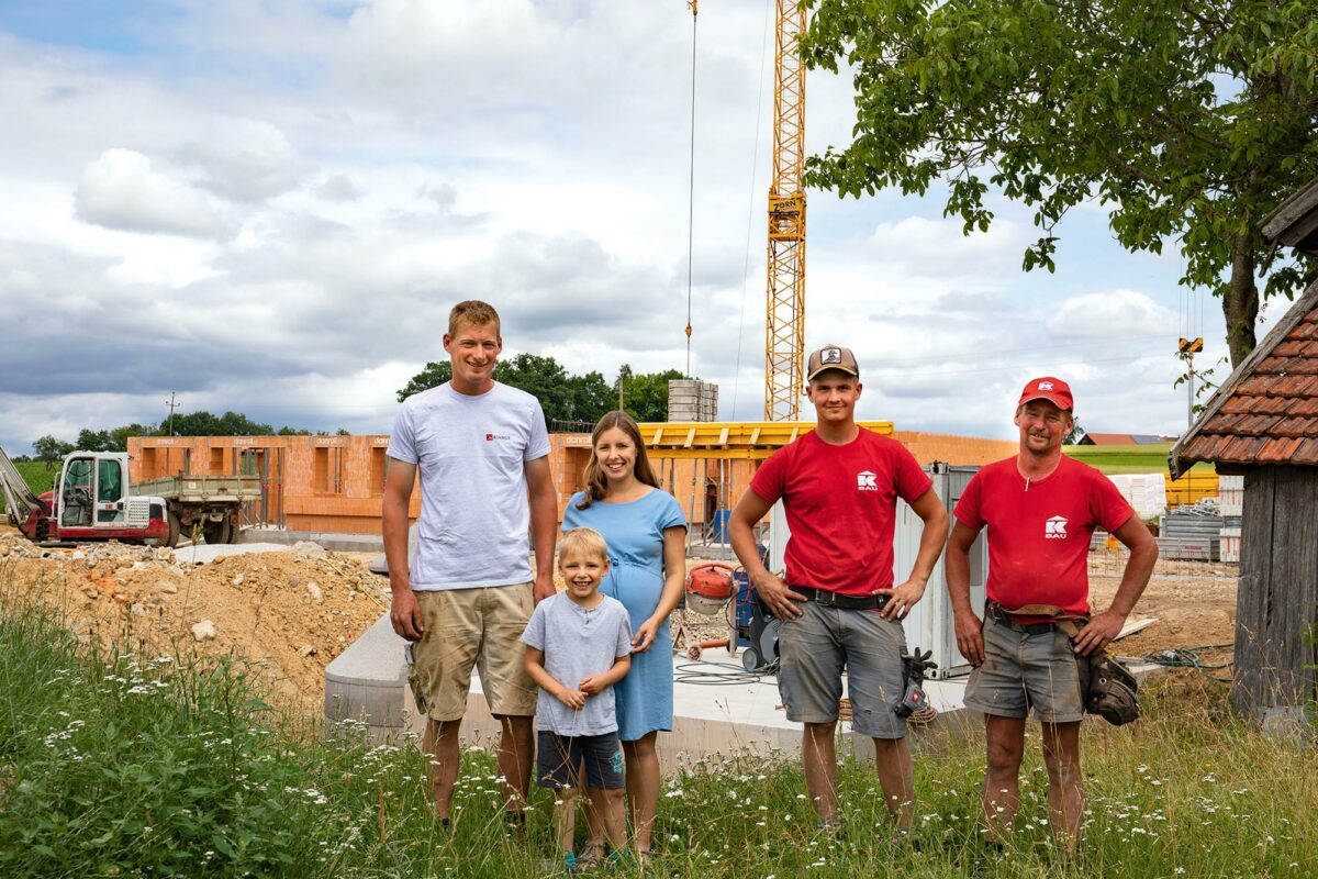 Bauherr mit Bauherrin und Sohn, sowie Lehrling und Polier